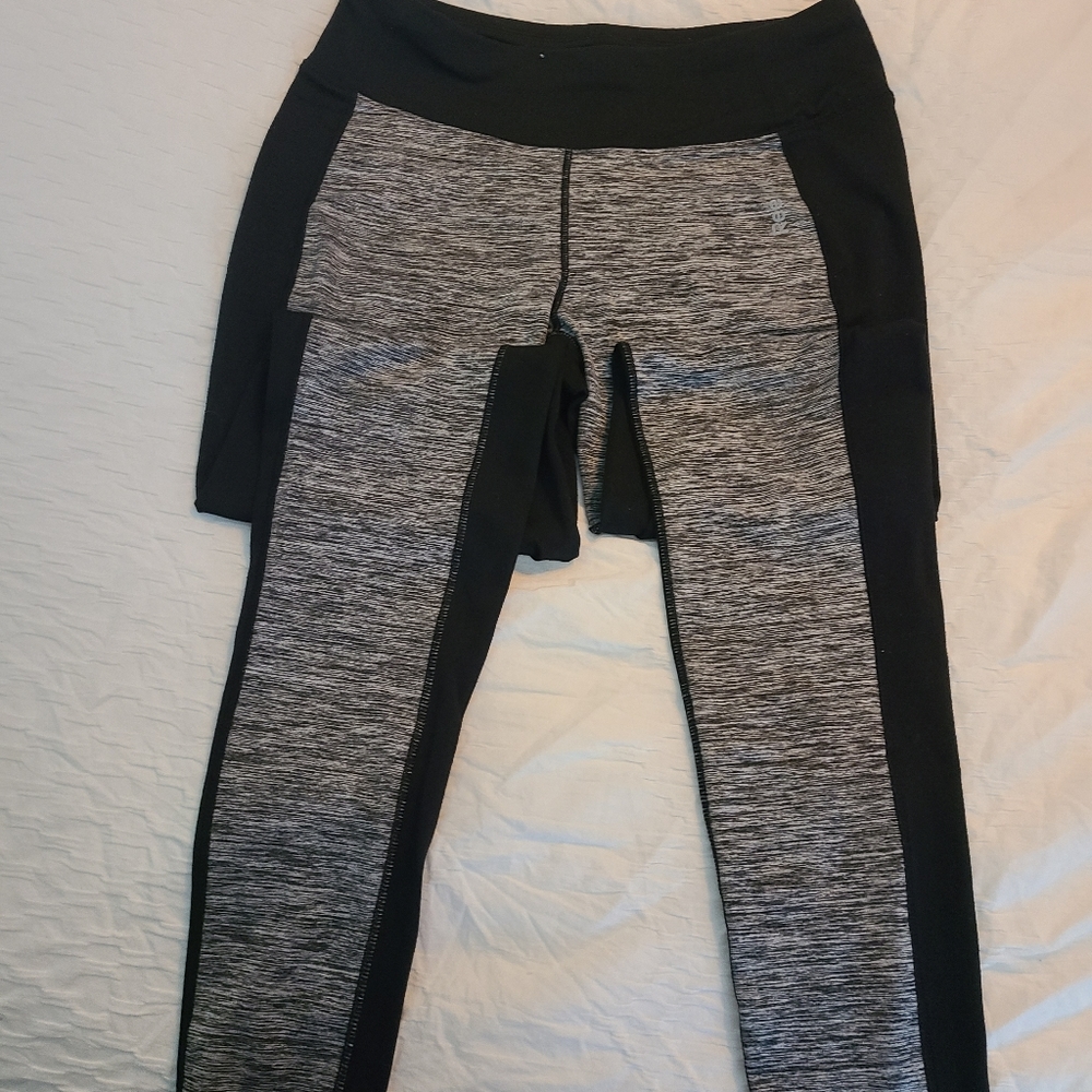 Medium Reebok Leggings - Picture 2 of 3
